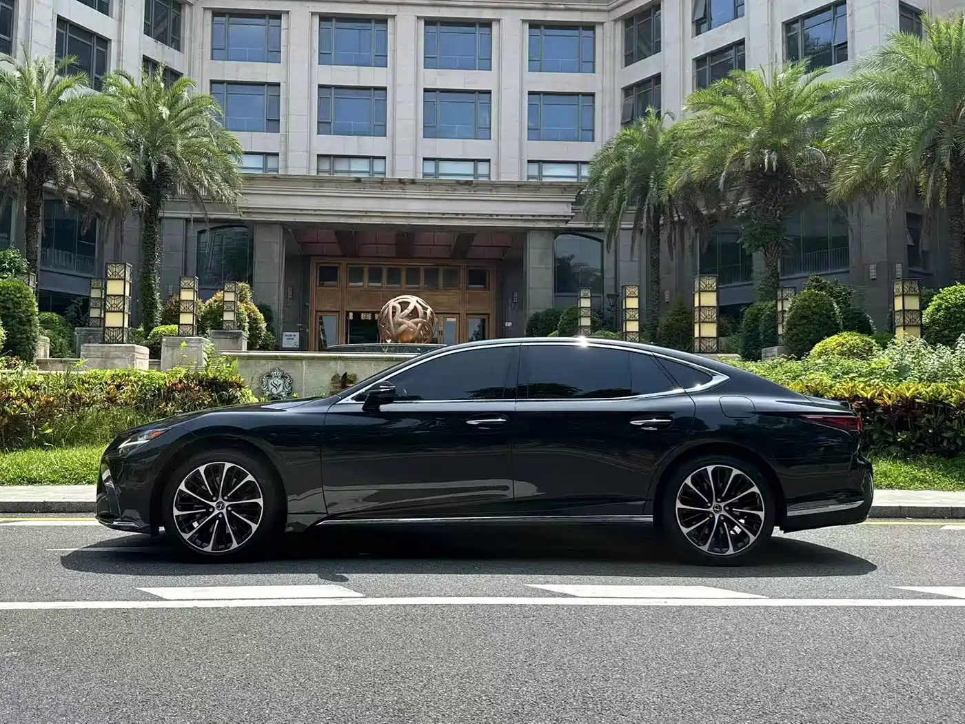 Lexus LS 2021 500h Executive Edition фото 5
