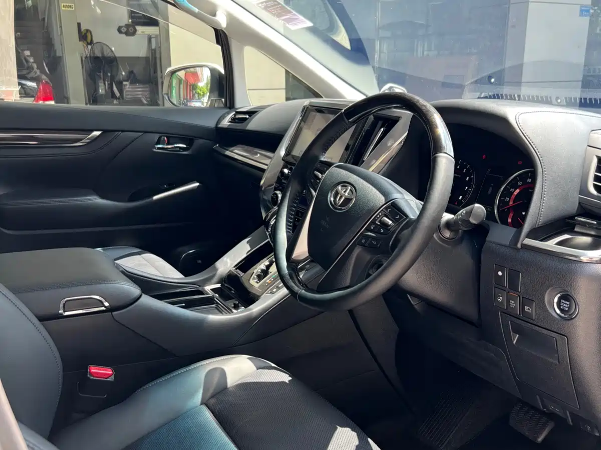 Toyota Vellfire фото 11