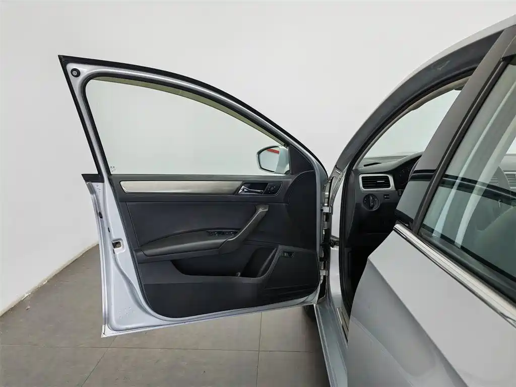 Volkswagen Santana 2013 1.6L Manual Comfort Edition фото 8