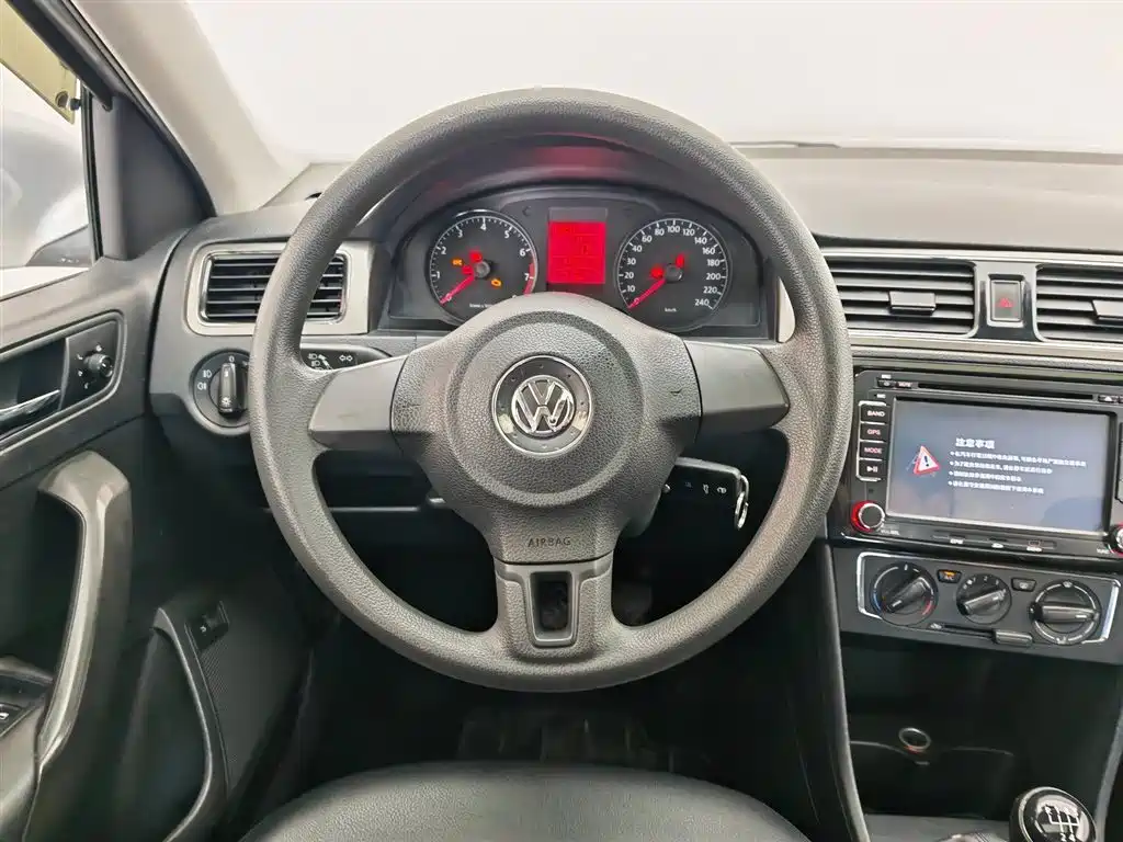 Volkswagen Santana 2013 1.6L Manual Comfort Edition фото 11