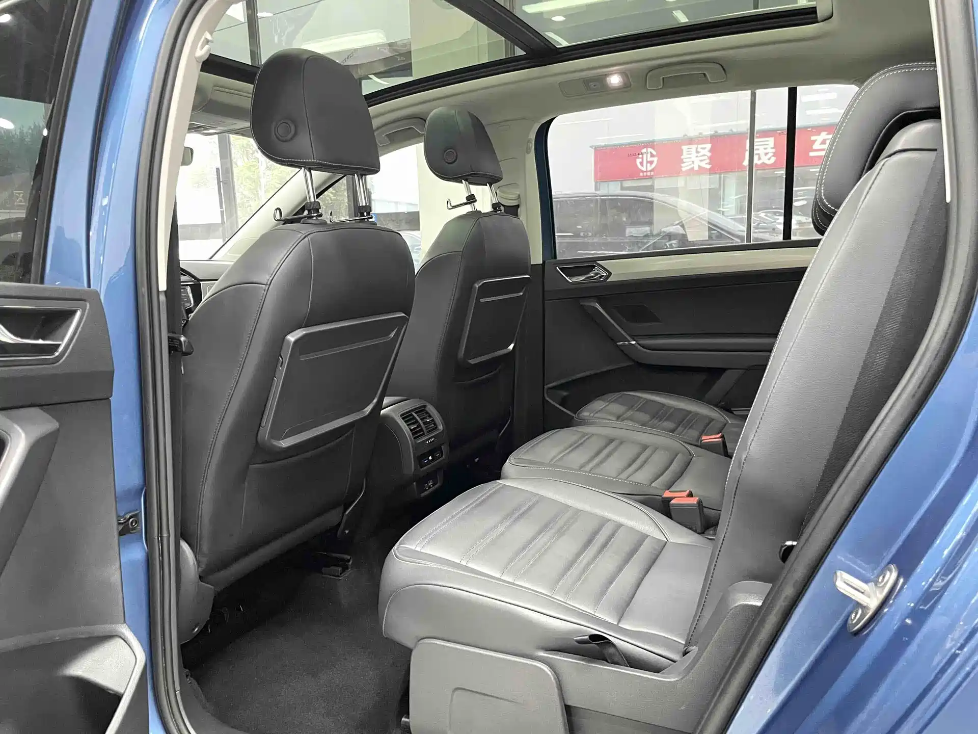 Photo 10 - Volkswagen Touran