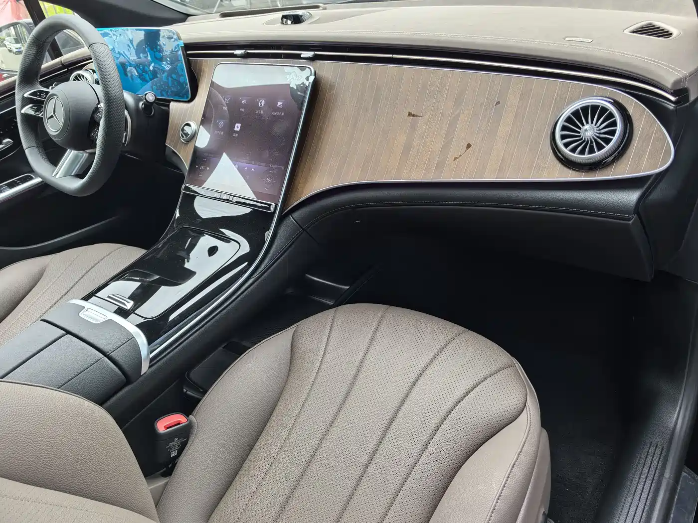 Mercedes-Benz EQE 2025 Model 500 4MATIC Luxury Edition фото 15