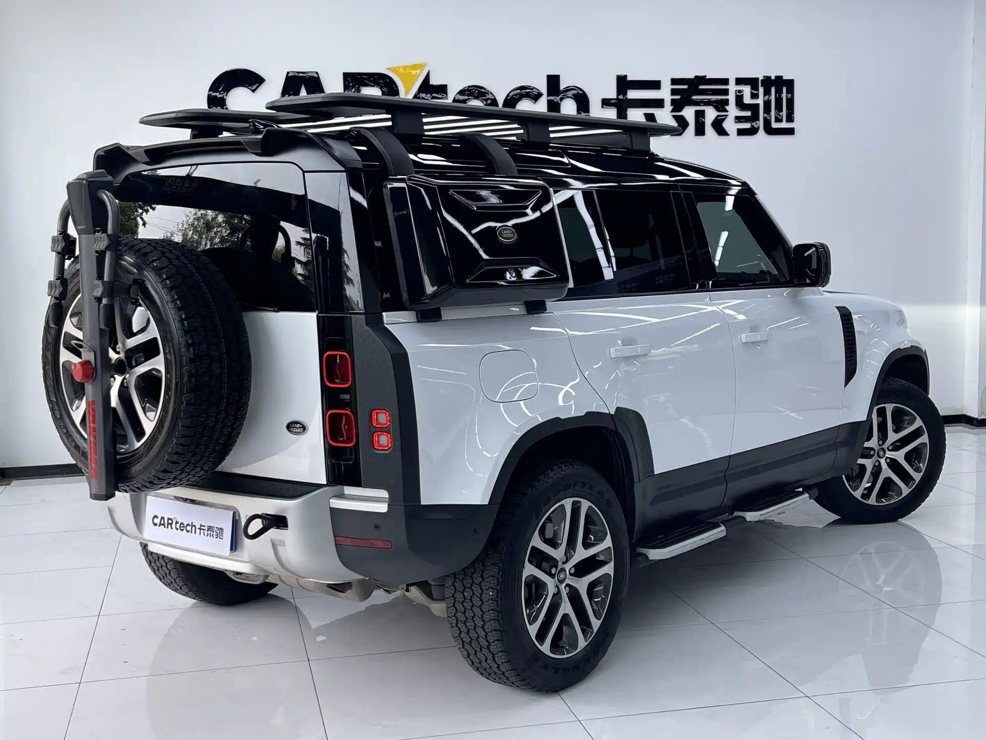 Photo 3 - Land Rover Defender