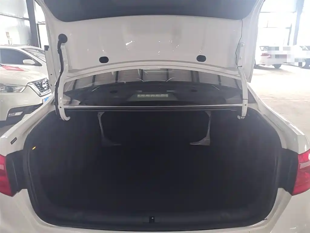 Volkswagen Lavida 2013 Facelift Classic 1.6L Manual Trend фото 19