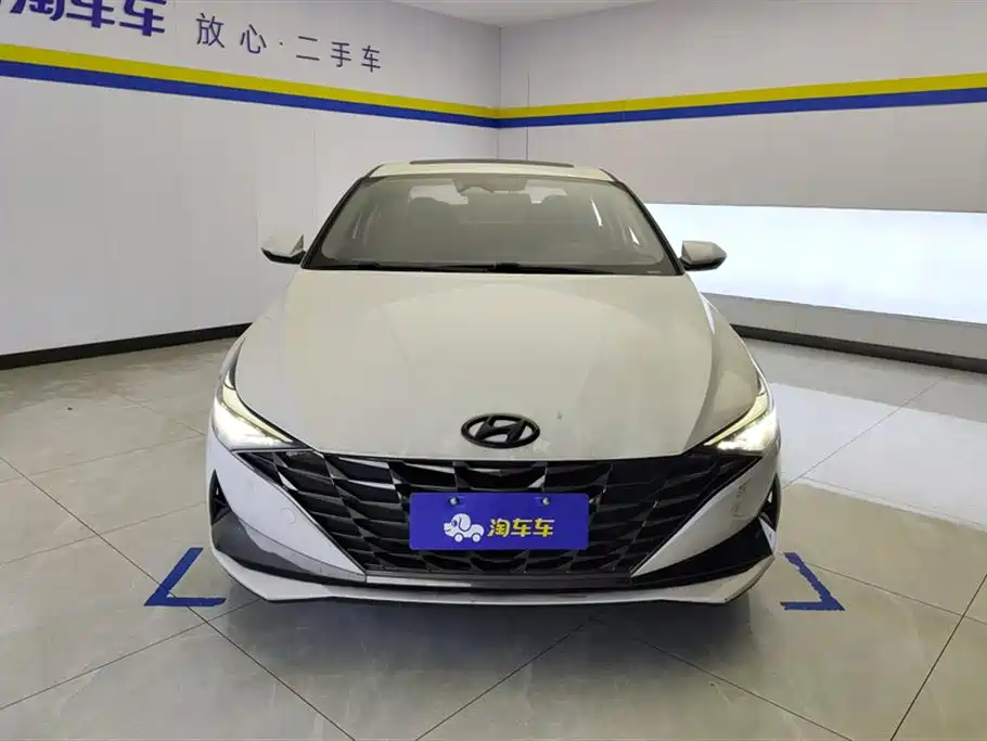 Hyundai Elantra 2021 1.5L CVT LUX Premium Edition фото 2
