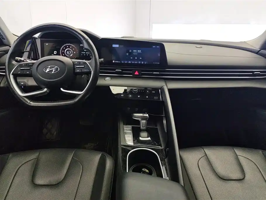 Hyundai Elantra 2021 1.5L CVT LUX Premium Edition фото 12