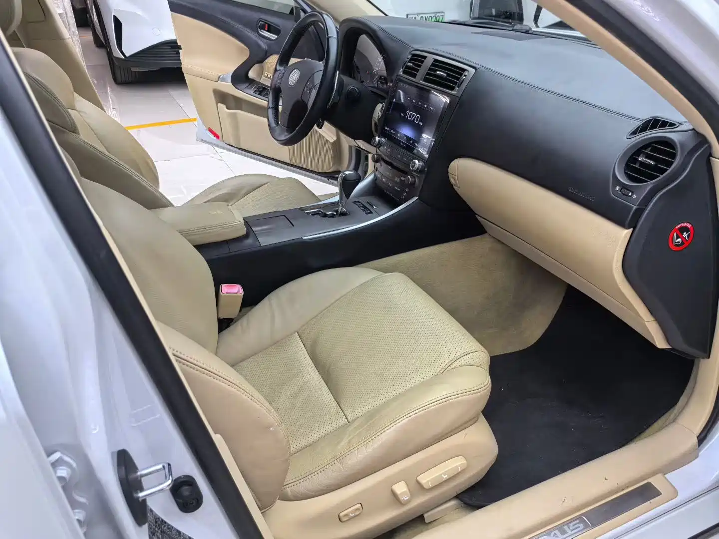 Photo 9 - Lexus IS