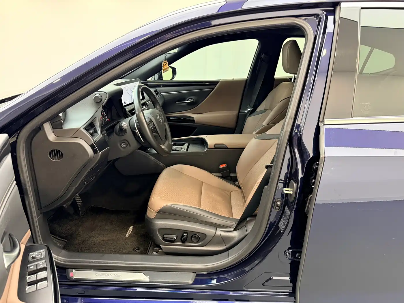 Lexus ES 2022 200 Excellence Edition фото 10