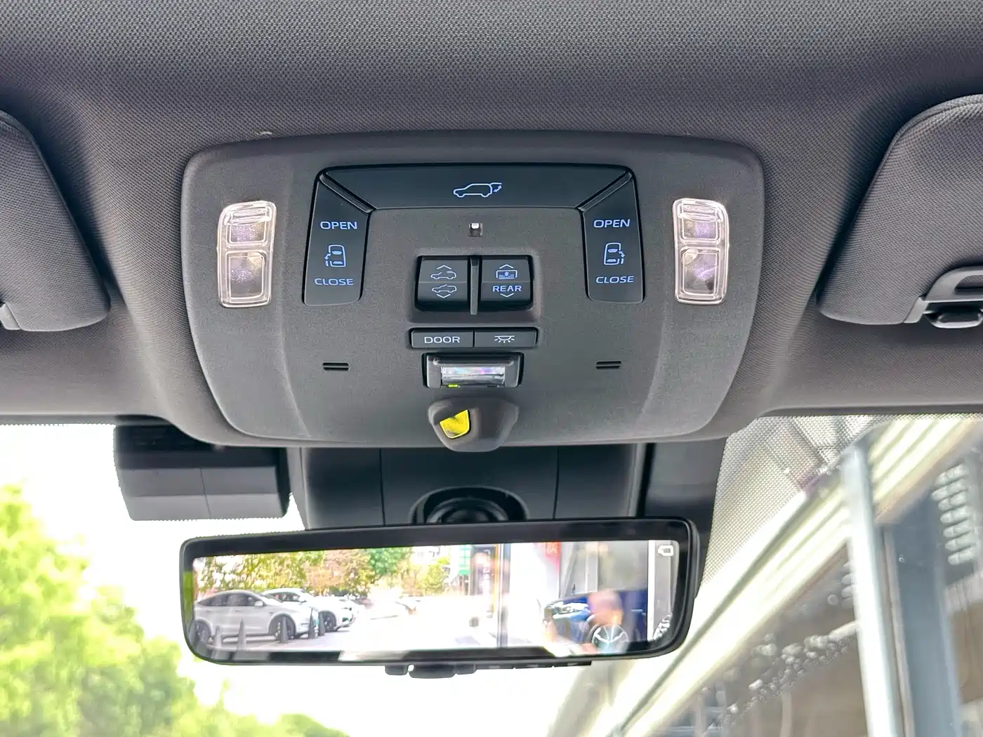 Toyota Granvia 2022 Model Year 2.5L Hybrid Flagship Edition фото 29