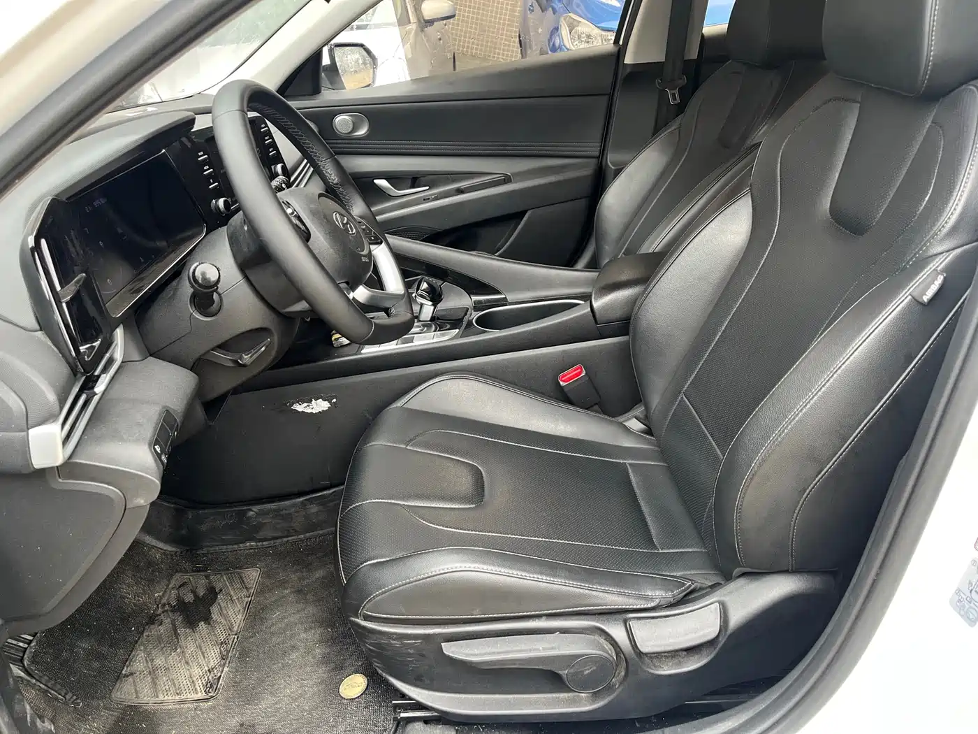 Hyundai Elantra 2022 1.5L CVT LUX Premium Edition фото 7