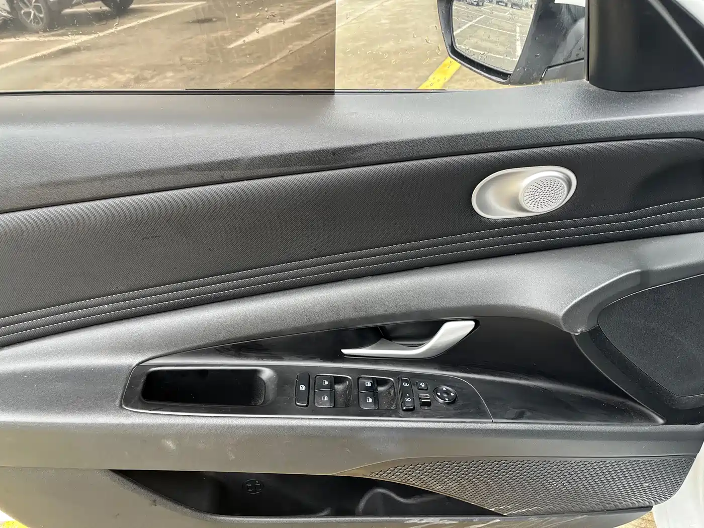 Hyundai Elantra 2022 1.5L CVT LUX Premium Edition фото 8