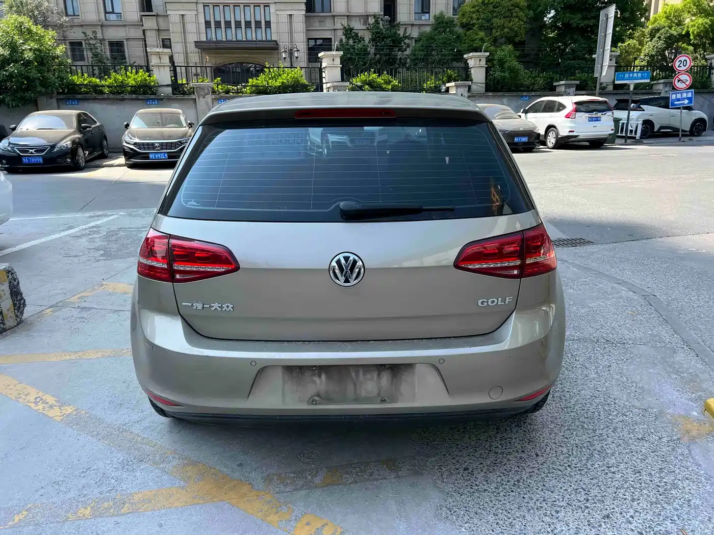 Photo 7 - Volkswagen Golf