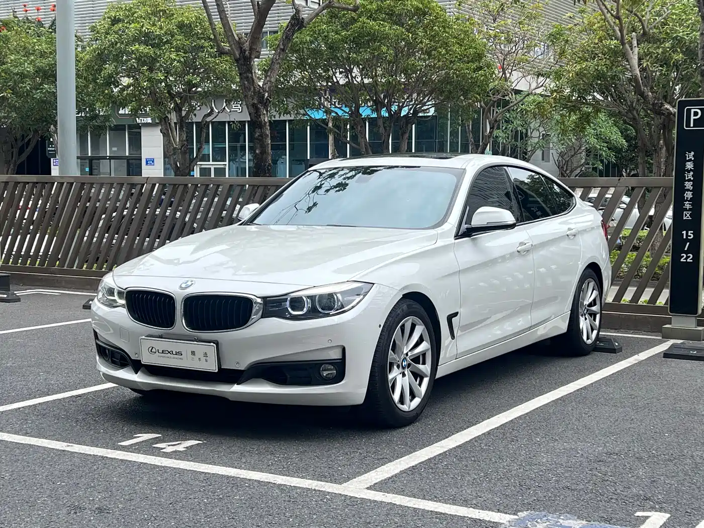 BMW 3 Series GT 2018 320i Fashion фото 3