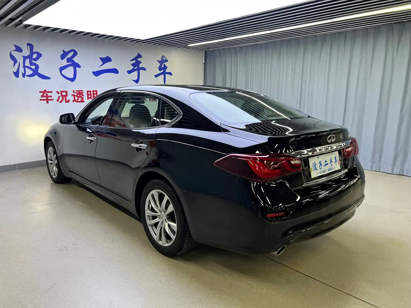 Photo 20 - Infiniti Q70