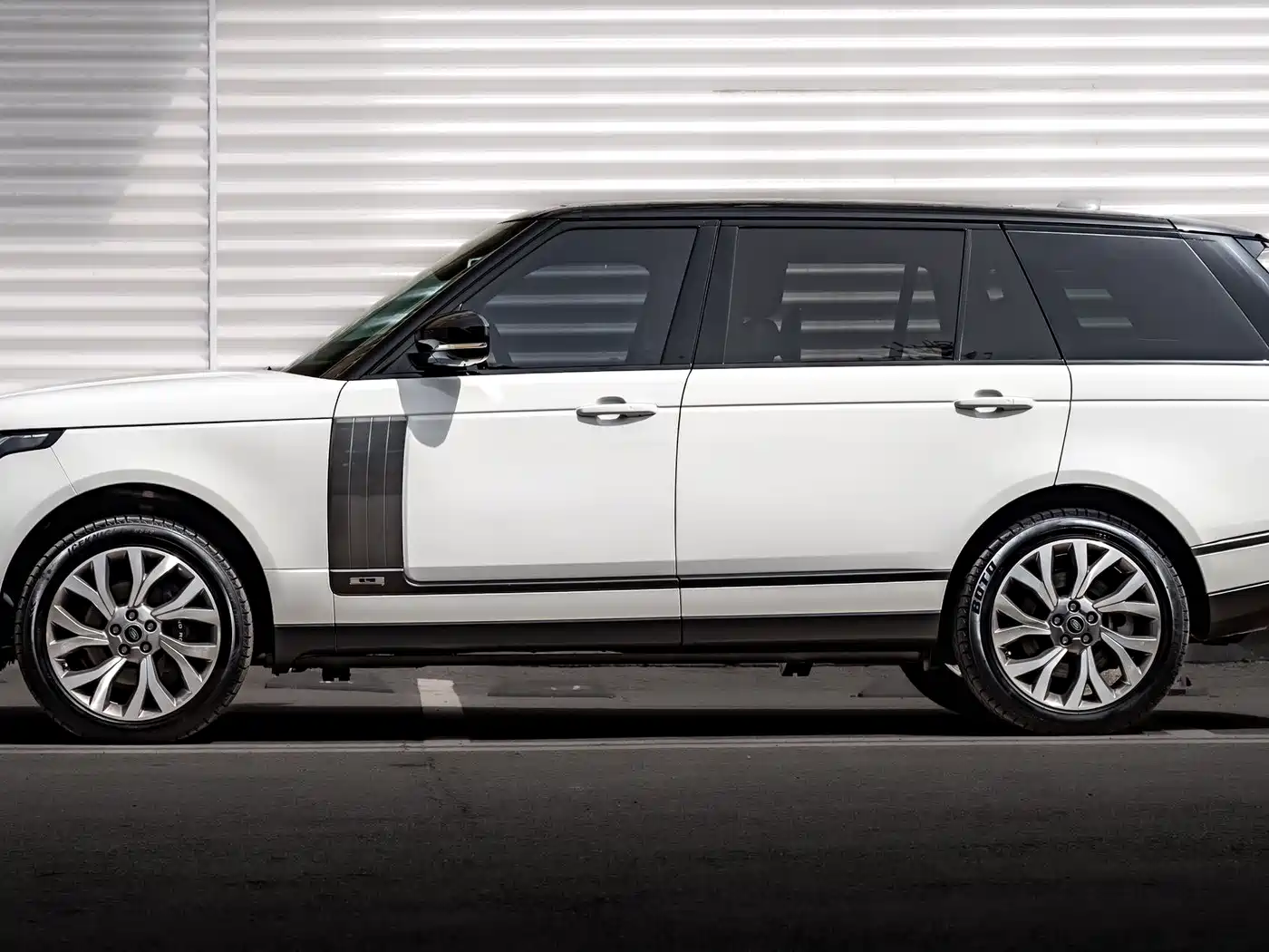 Land Rover Range Rover 2021 3.0 L6 Heritage Extended Classic Edition фото 2