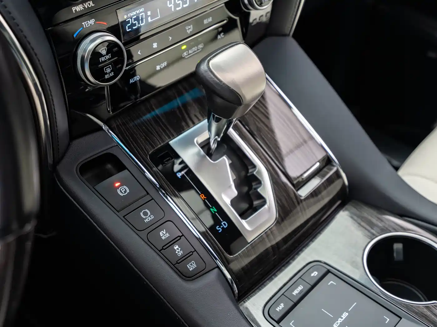 Lexus LM 2020 300h 4-Seat Imperial Edition фото 9