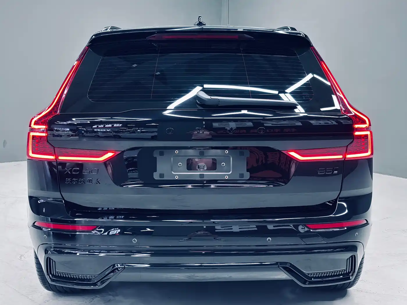 Volvo XC60 2026 Model B5 AWD Ultimate Midnight Black фото 4