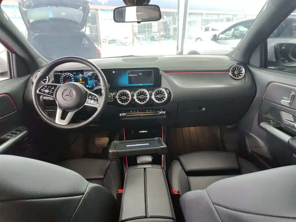 MERCEDES-BENZ GLA
