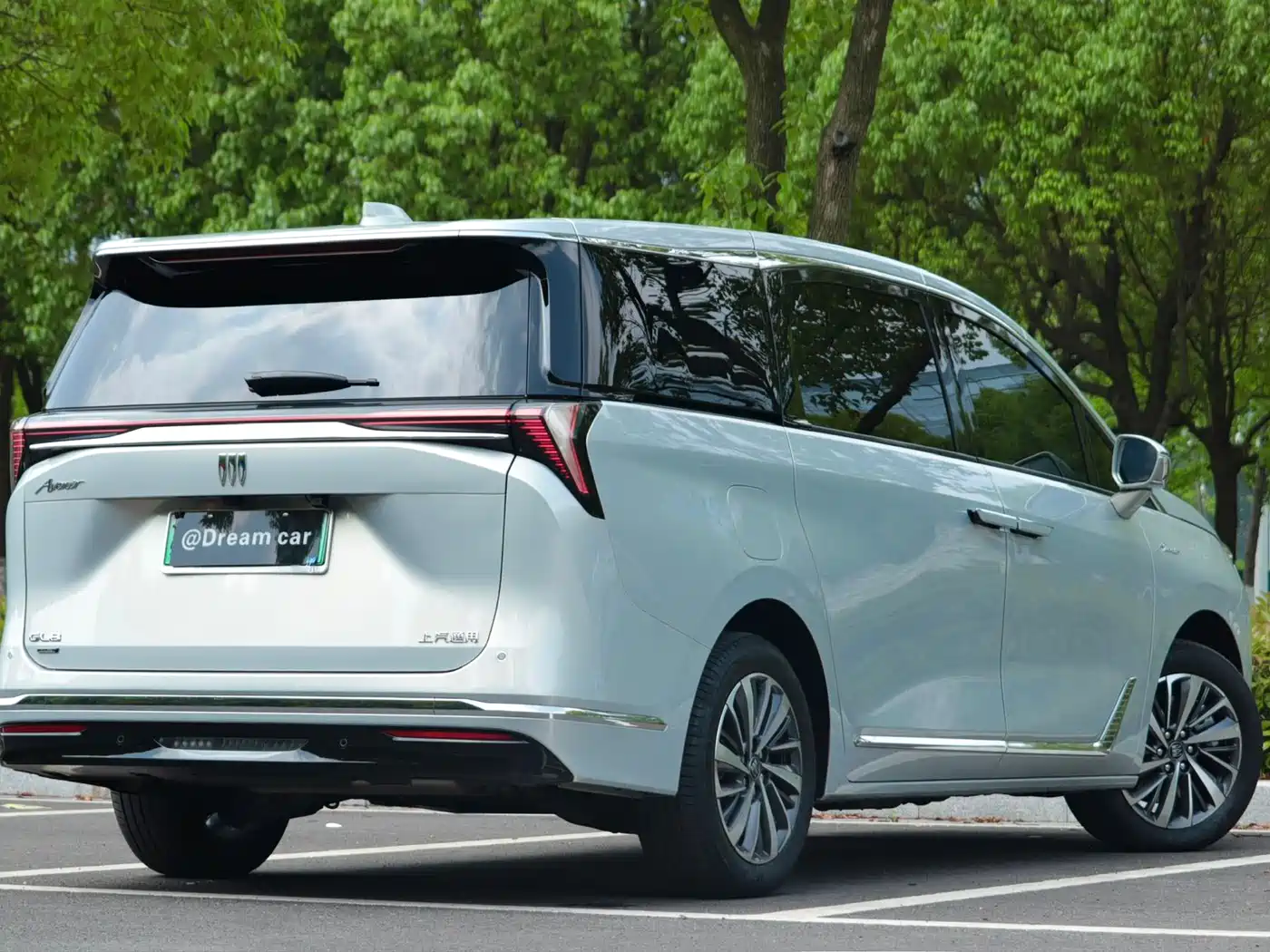Buick GL8 New Energy 2026 Luzun Smart Luxury Avenir Edition фото 4