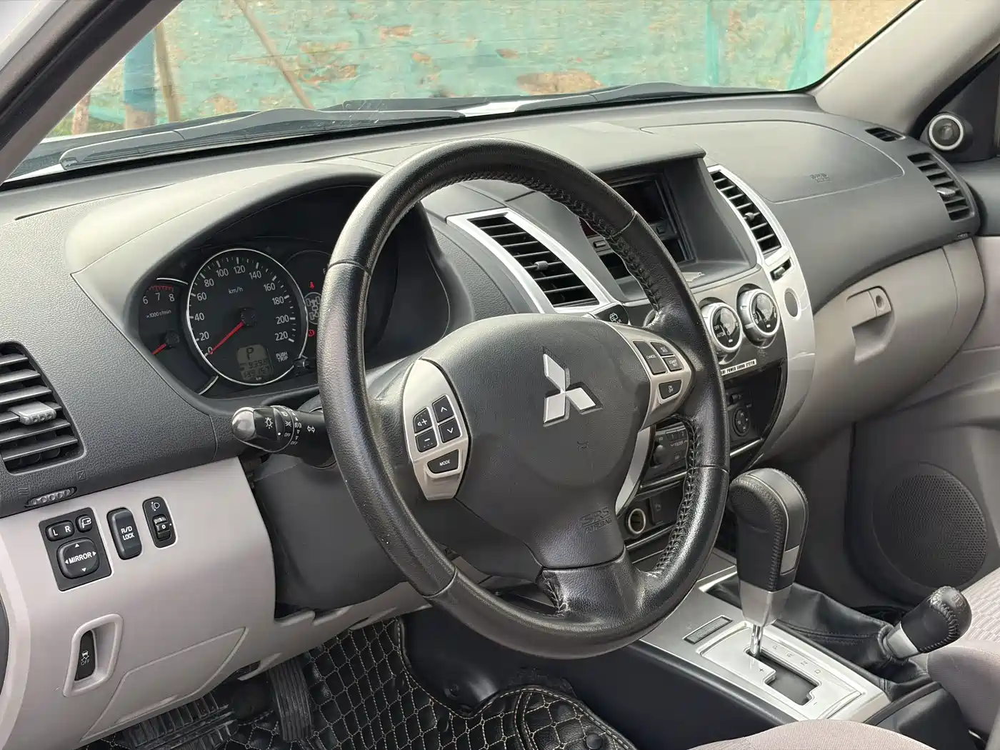 Mitsubishi Pajero Sport 2013 3.0L AWD Executive фото 5