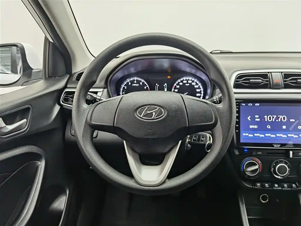 Hyundai Verna 2017 1.4L Manual Renewal Edition China VI фото 11