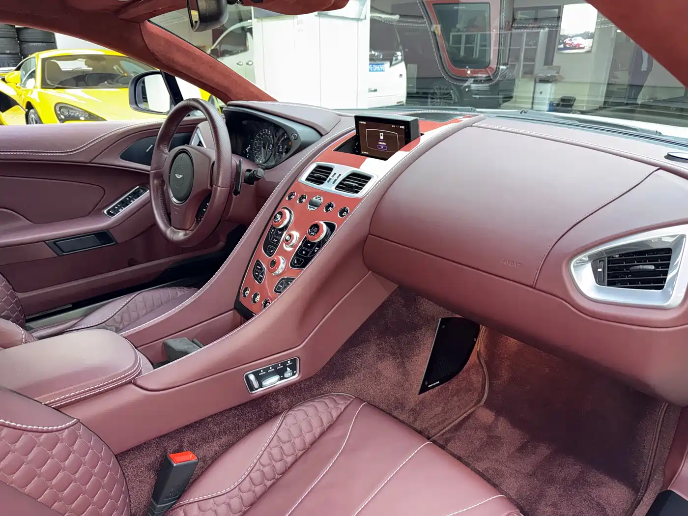 Aston Martin Vanquish 2013 6.0L Standard фото 15