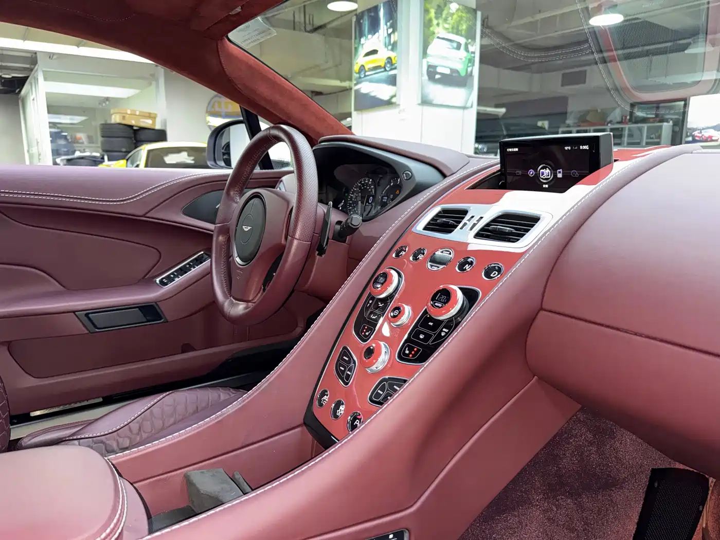 Aston Martin Vanquish 2013 6.0L Standard фото 16