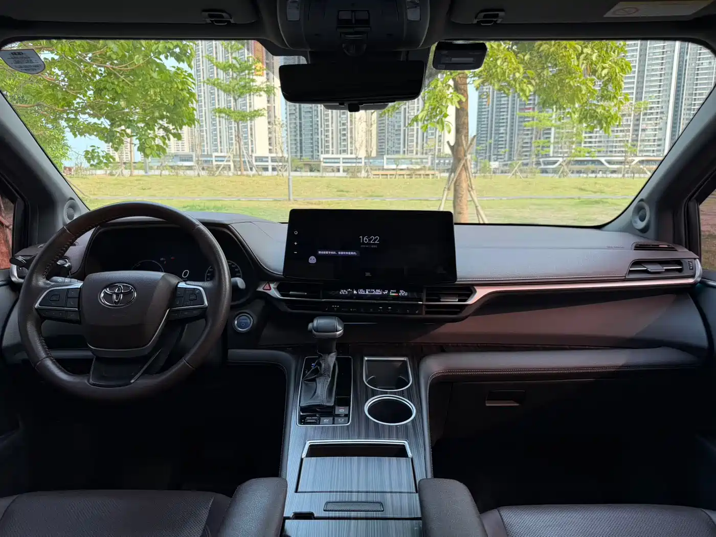 Toyota Sienna 2023 2.5L Hybrid Platinum Edition фото 21