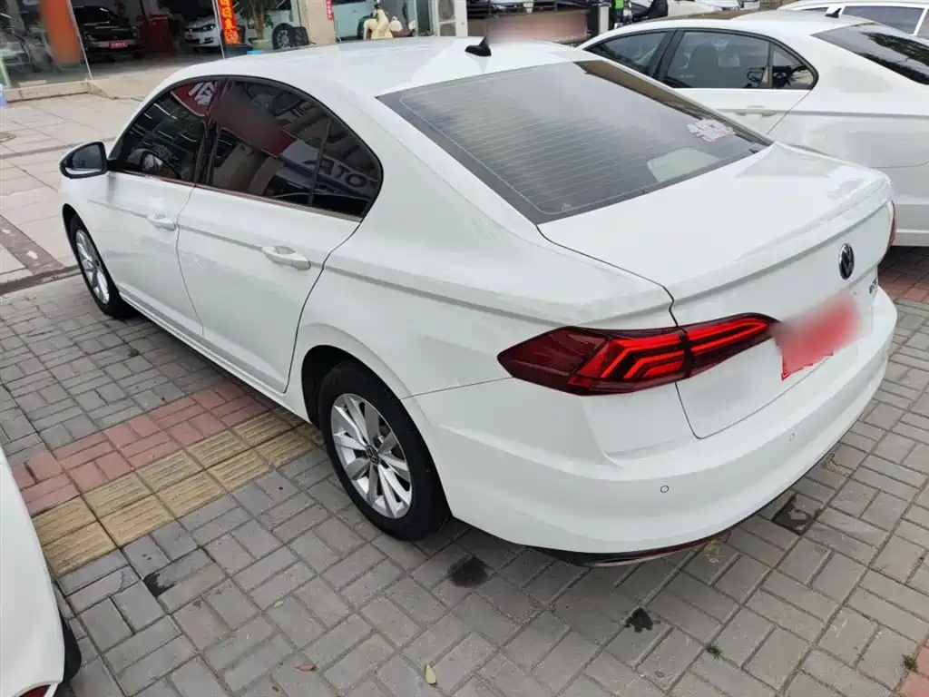 VOLKSWAGEN BORA