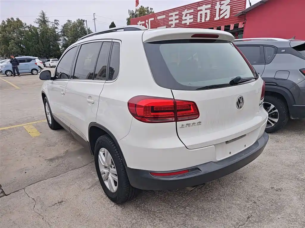 VOLKSWAGEN TIGUAN