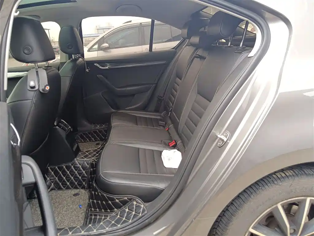 Škoda Octavia 2017 1.6L Automatic Smart Edition фото 13
