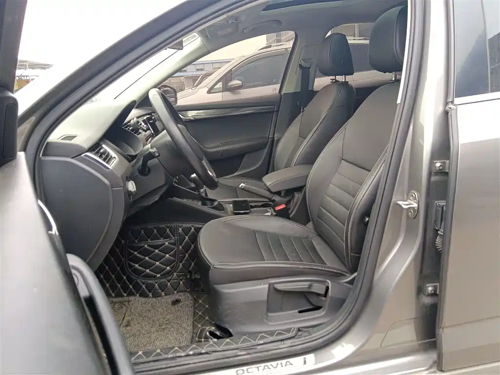Škoda Octavia 2017 1.6L Automatic Smart Edition фото 11