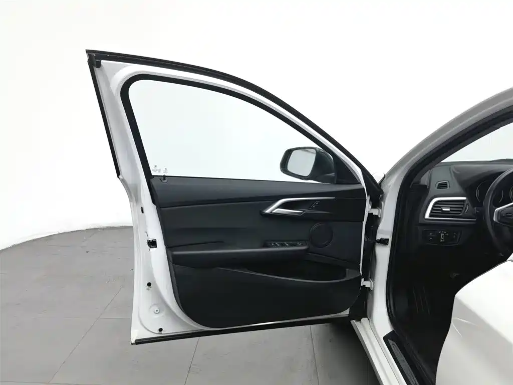 BMW 1 Series 2018 118i Sport Edition фото 8