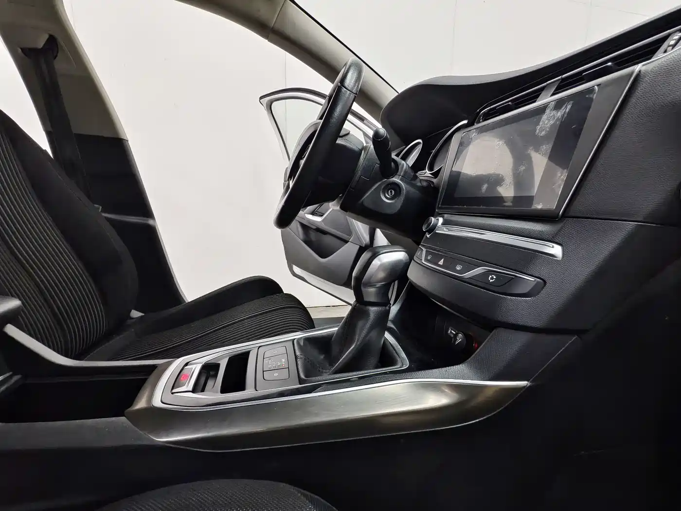 Peugeot 408 2016 1.6T Automatic Luxury Edition фото 15