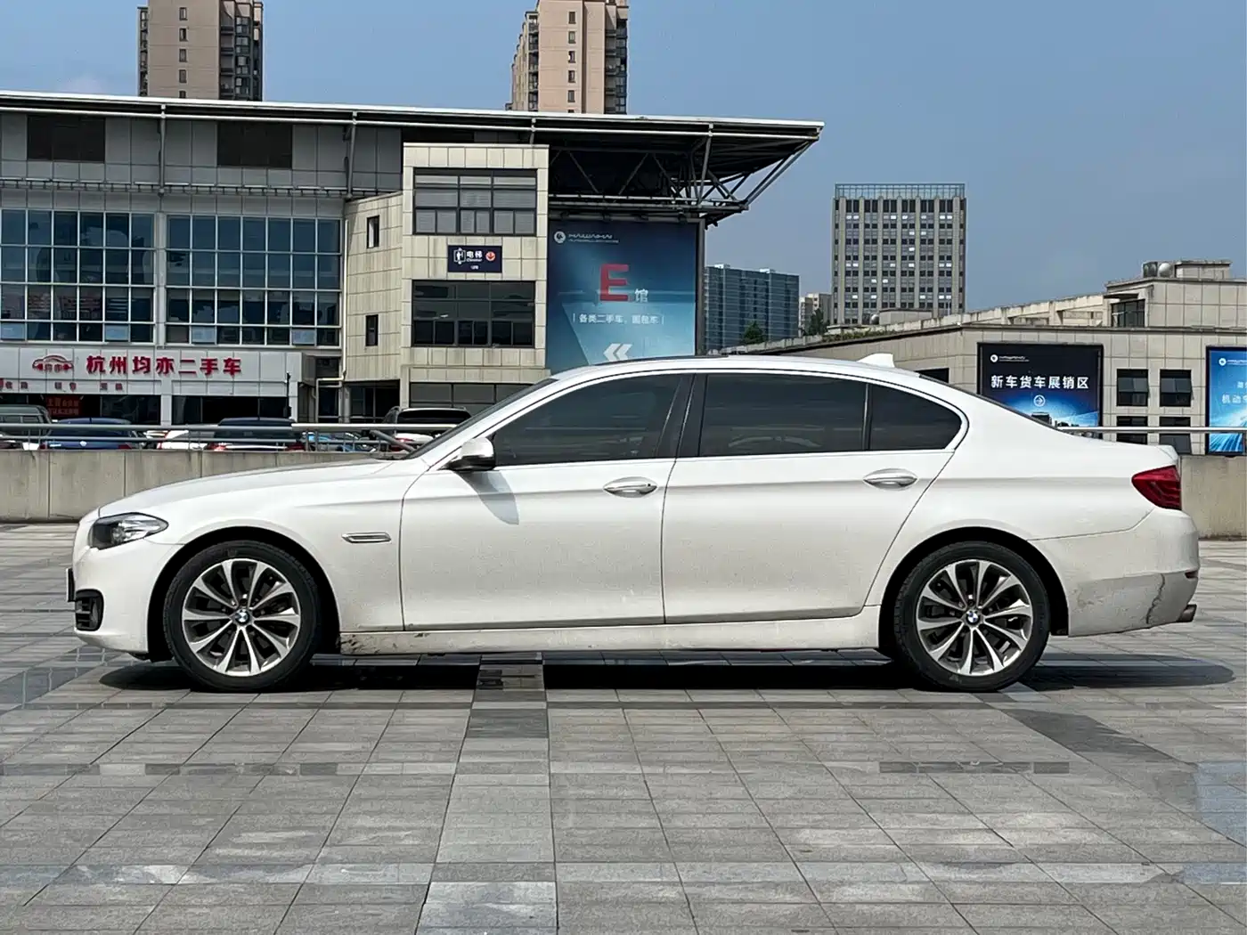 BMW 5 Series 2017 525Li Leading Edition фото 3