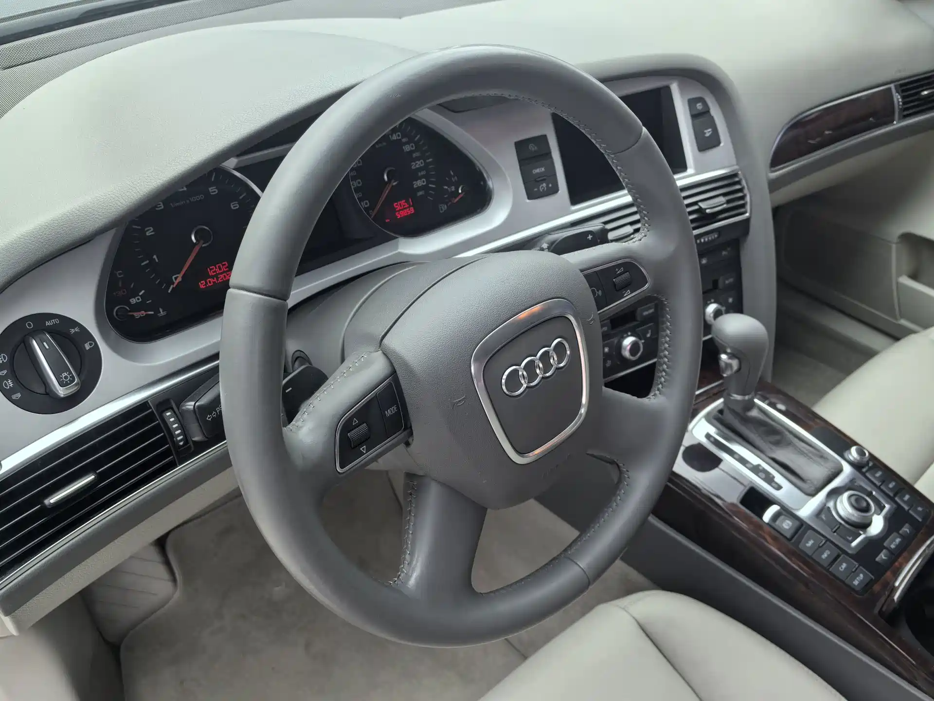 Фото 5 - Audi A6L