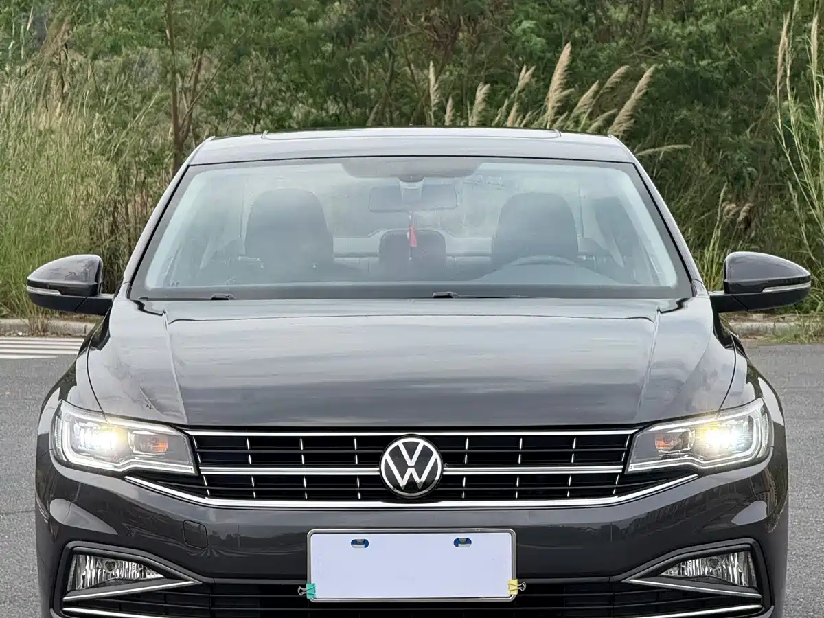 VOLKSWAGEN BORA