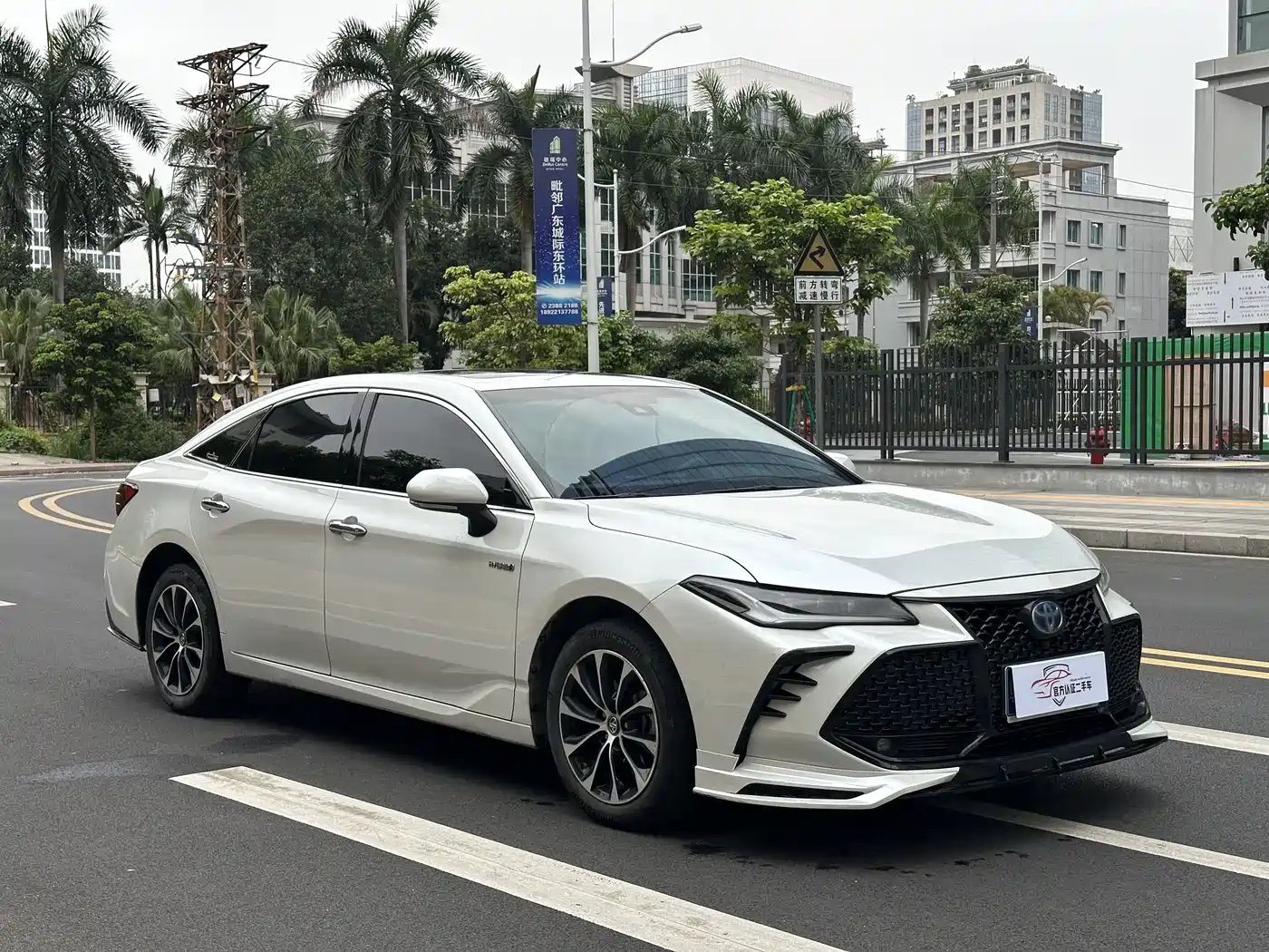 Toyota Avalon 2022 Hybrid 2.5L Luxury Edition фото 3