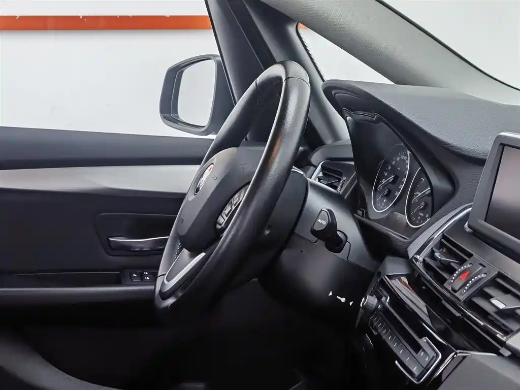BMW 2 Series Touring 2016 218i Leading фото 22