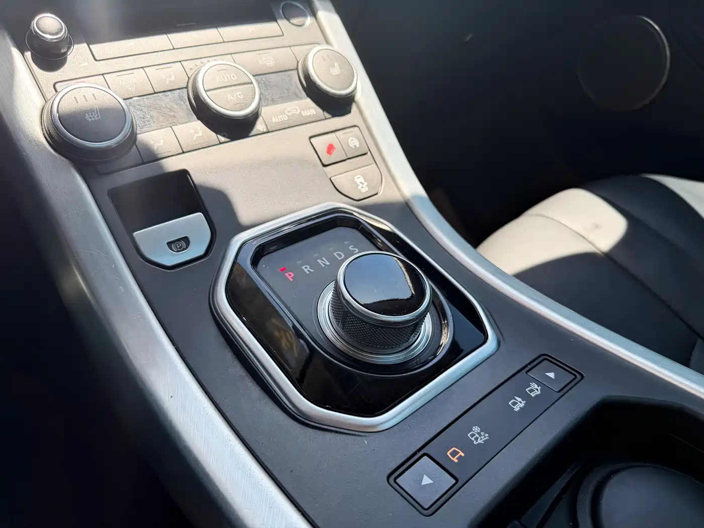 Land Rover Range Rover Evoque 2015 2.0T 5-Door Intelligent Edition фото 9