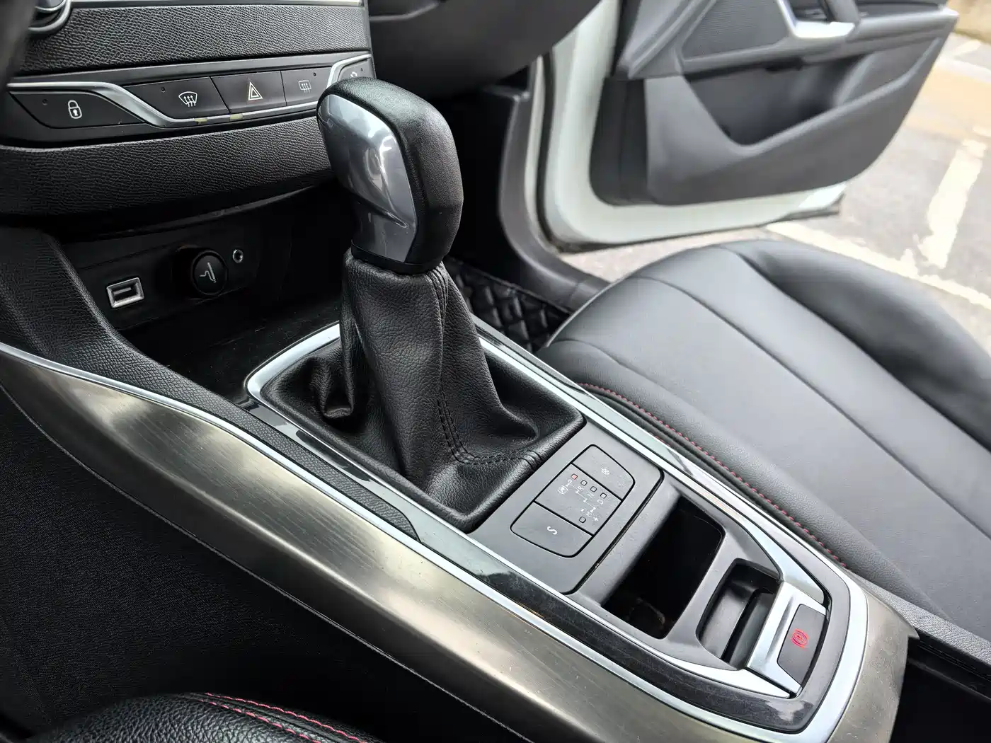 Peugeot 408 2016 1.6T Automatic Luxury Edition фото 21