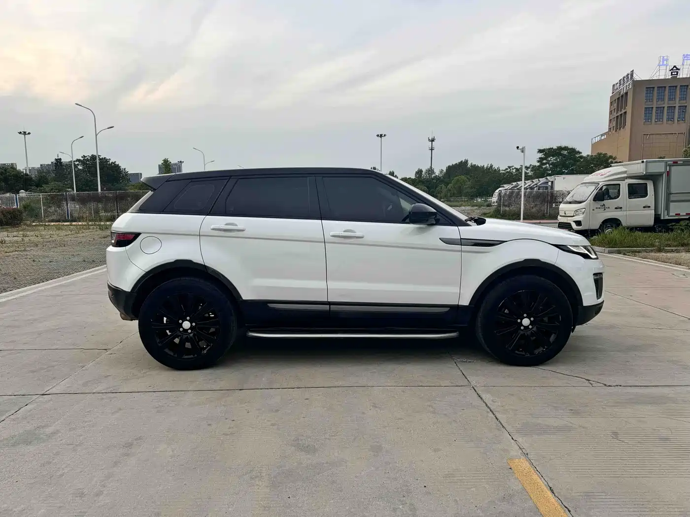Land Rover Range Rover Evoque 2017 2.0T SE Smart Shine Edition фото 4