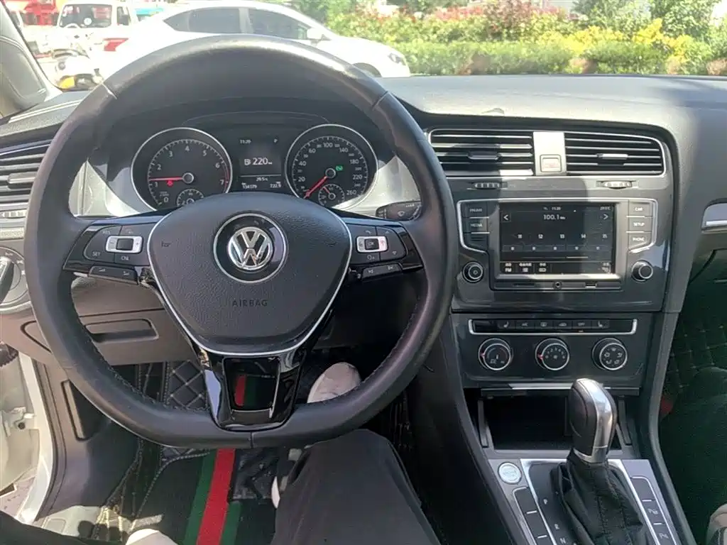 Volkswagen Golf 2017 230TSI Auto Luxury Millionth Anniversary Edition фото 10