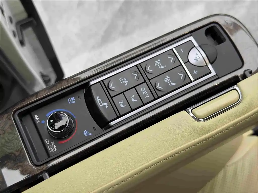 Toyota Vellfire 2022 2021 Crown Hybrid 2.5L HV Premium Edition