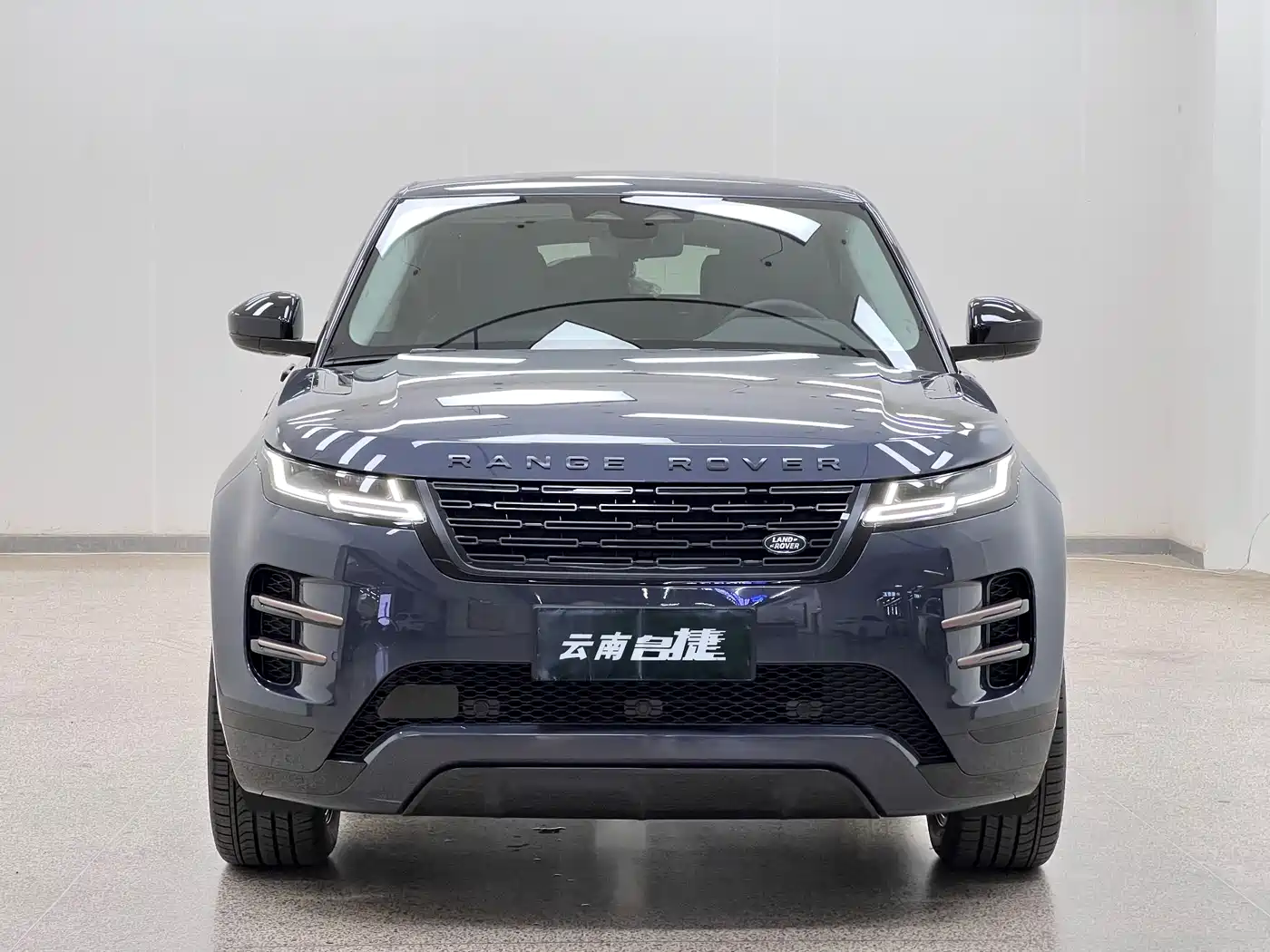 Land Rover Range Rover Evoque 2026 Range Rover Evoque L SE фото 2