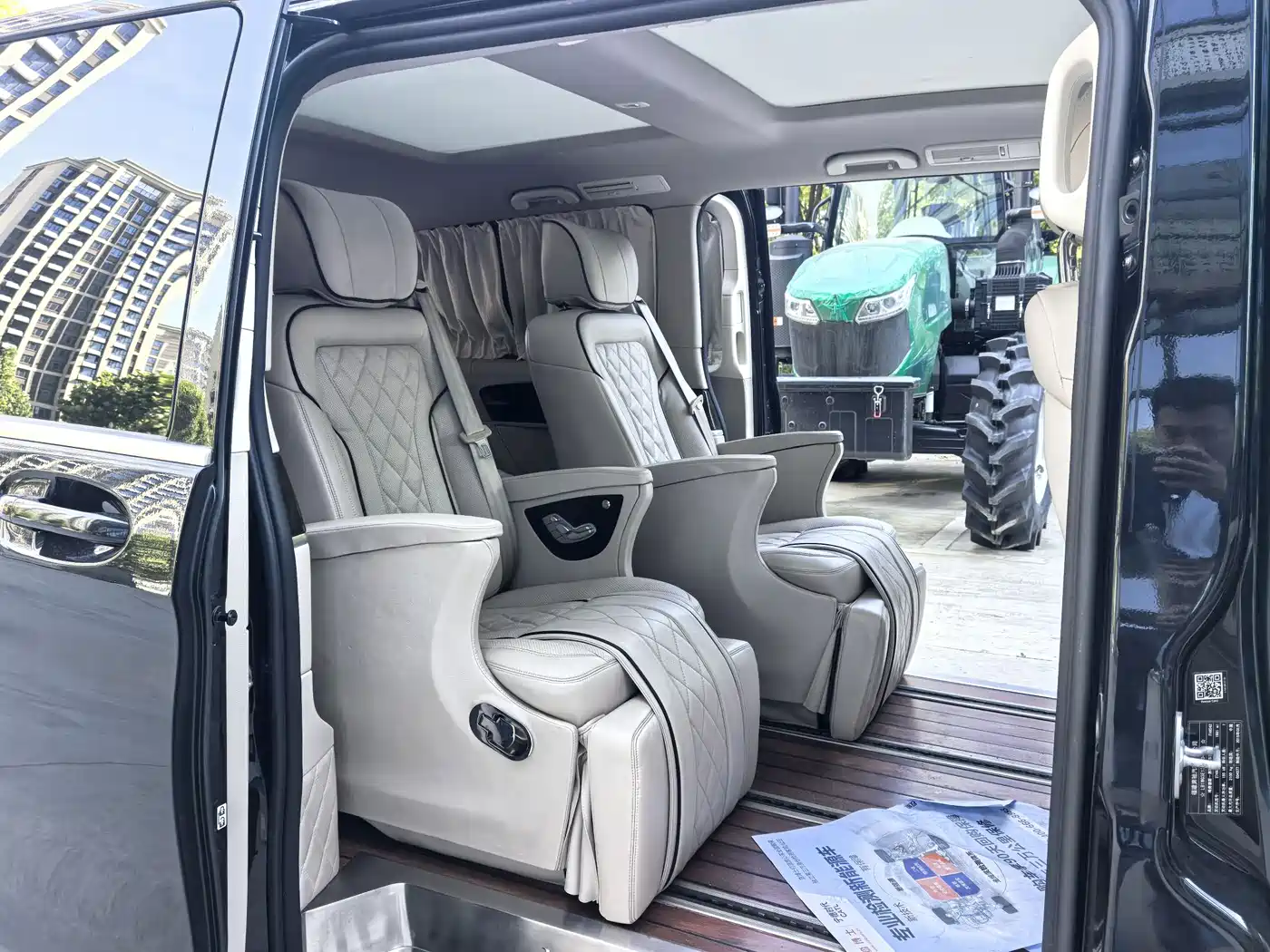Mercedes-Benz V-Class 2017 Model V 260 L Premium Extended Edition фото 19