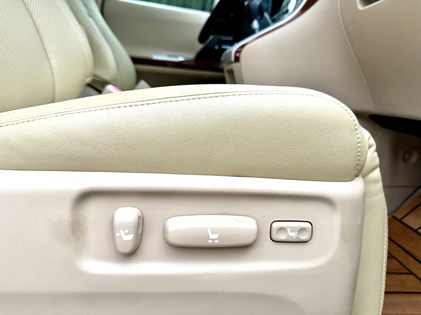 Photo 21 - Toyota Alphard