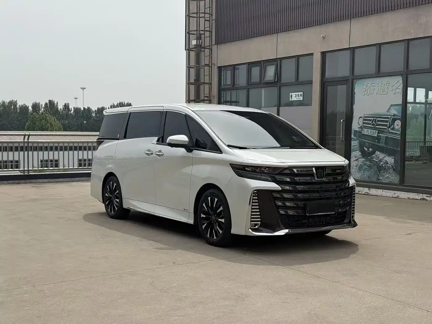 Toyota Vellfire 2024 Crown Hybrid 2.5L Executive Premium Edition фото 3