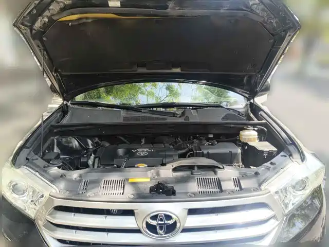Toyota Highlander 2012 2.7L 2WD 7-Seater Luxury Edition — фото 3