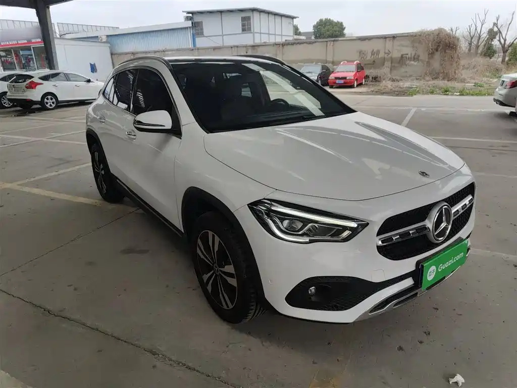 MERCEDES-BENZ GLA
